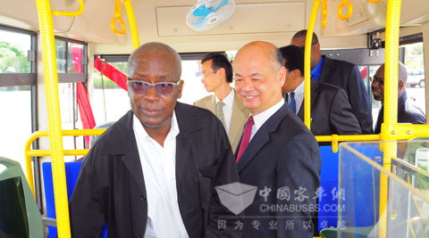 丁国炎副市长与塞内加尔交通部长阿卜杜拉希姆•阿涅在金龙客车上