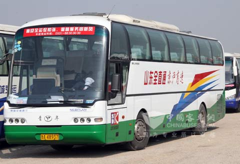 服务济南火炬传递的青年车