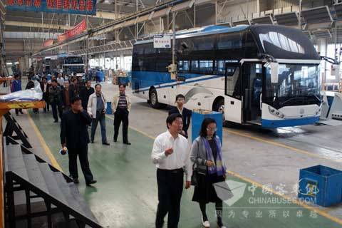 时总陪同客人参观生产现场