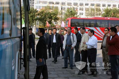 与会客人参观中通展车