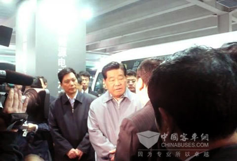 中央政治局常委、全国政协主席贾庆林参观东风纯电动客车