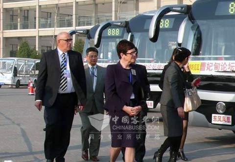 东风纯电动客车吸引了新西兰前总理詹妮_希普莉夫妇眼光