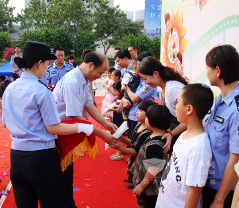 厦门金旅销售公司李鹏总经理给获奖者颁奖