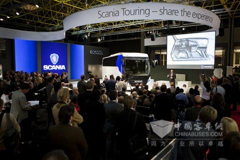 2009比利时车展期间,海格与斯堪尼亚展台前