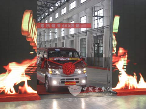 河北长安第20万辆汽车——星光4500驶下生产线 