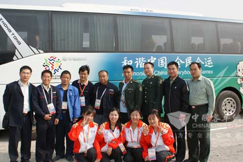 中通服务人员与志愿者、军方驾驶员合影