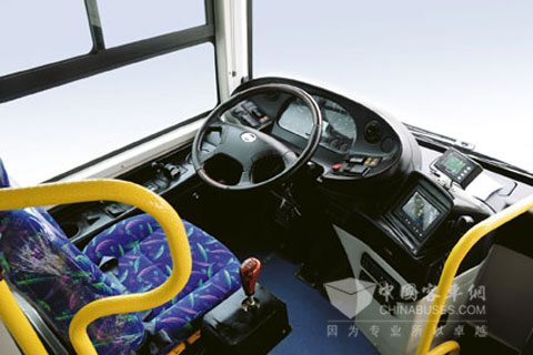 申龙SLK6105UF63公交车驾驶区