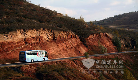 龙威客车行走在蜿蜒的西北山路