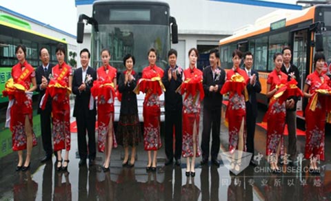 国家科技部副部长杜占元、重庆市副市长童小平等为恒通新能源客车下线剪彩