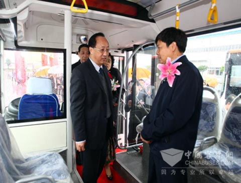 国家科技部副部长杜占元(右)听取恒通客车总经理邓平(左)对混动客车研发的介绍