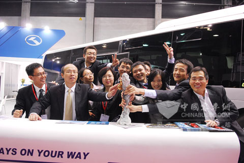 夺取2010年度客车最佳制造商大奖勉励大金龙海外团队再接再厉