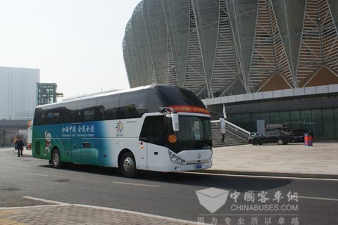 奥体中心赛场旁边的中通服务车辆