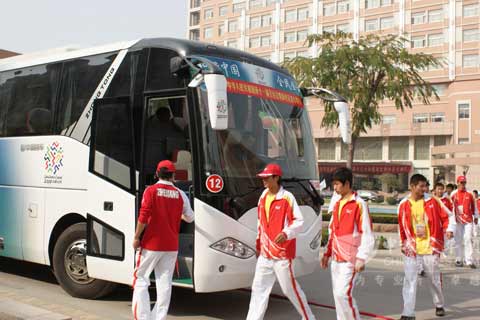 运送内蒙古队的中通服务车辆