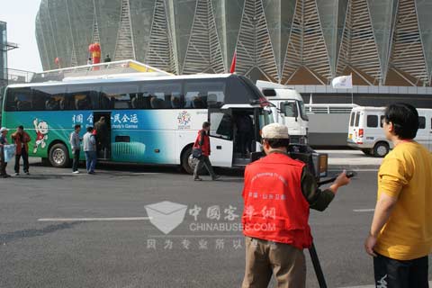 中通服务车辆在节目录制现场