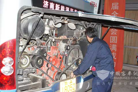 中通服务人员在检修车辆