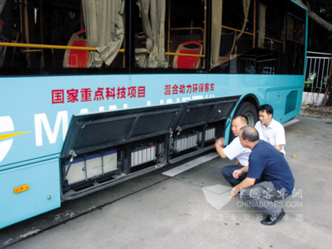 五洲龙油电混合动力公交车