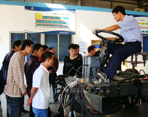 泉州市汽车运输总公司参观金旅底盘车间