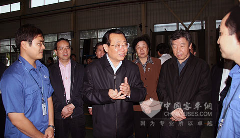 王刚与大金龙生产线员工亲切交谈