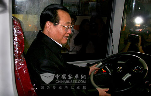 王刚坐上18米铰接车,体验客车驾乘舒适性