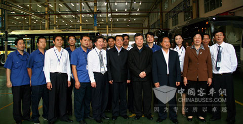 王刚与大金龙员工合影