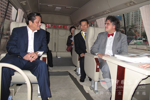 世界能源理事会2010年蒙特利尔世界能源大会执行主席斯蒂芬·波特兰乘坐安凯宝斯通