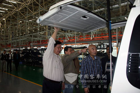 客户们参观轻客生产基地