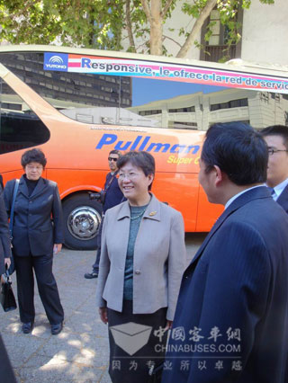 中国驻智利大使刘玉琴女士在宇通车前