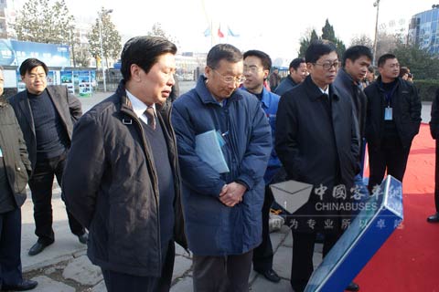 时洪功陪评审专家参观中通客车