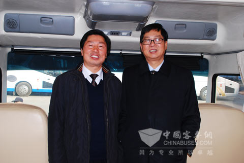 中通客车总经理时洪功和中国城市公共交通协会科学技术分会理事长李世豪