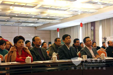 中通客车董事长李海平与陆建春会长等听报告