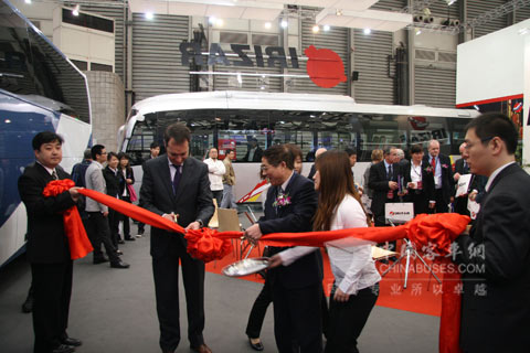 伊利萨尔总经理剪彩