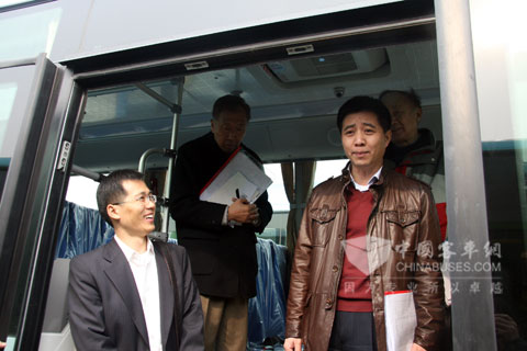 专家登上大金龙