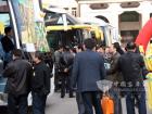 金旅客车前人头攒动 金旅客车前人头攒动