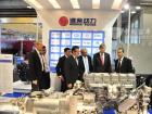 潍柴工作人员介绍展品 潍柴工作人员介绍展品