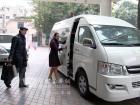 濮存昕登上海格客车 濮存昕登上海格客车