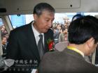 恒通客车副总经理田野在恒通的纯电动车上向黄奇帆市长、田力普局长介绍恒通客车 恒通客车副总经理田野在恒通的纯电动车上向黄奇帆市长、田力普局长介绍恒通客车