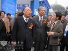恒通客车副总经理田野在恒通的纯电动车上向黄奇帆市长、田力普局长介绍恒通客车 恒通客车副总经理田野在恒通的纯电动车上向黄奇帆市长、田力普局长介绍恒通客车