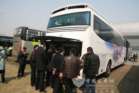 专家评委认真评审安凯客车