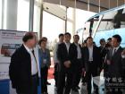 恒通客车董事长杨茂超、总经理罗邦初等领导陪同来宾参观展厅及生产线