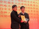 XINGKONG.COM总编辑吴永强为大金龙颁发第六届影响中国客车业最佳雇主奖