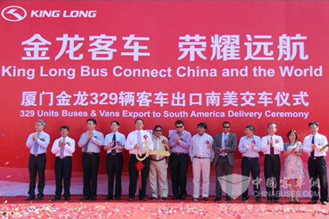 现场嘉宾同玻利维亚客户共同见证车辆顺利交付