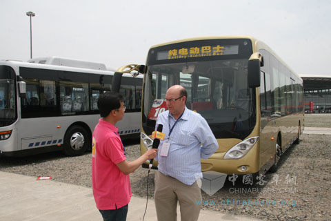 记者采访Mark D’Eigens