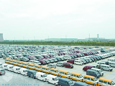 等待检测出厂的吉奥微面车