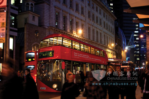 夜色中的双层巴士