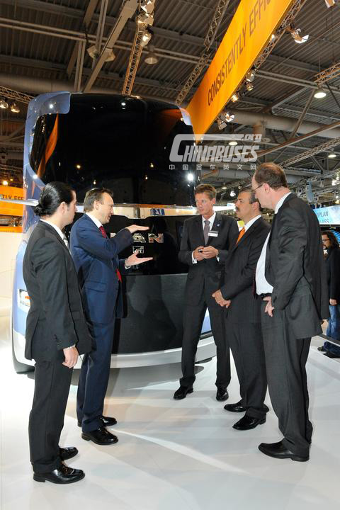 第63届汉诺威商用车展现场展车图片报道——墨西哥驻德国大使参观曼客车展台