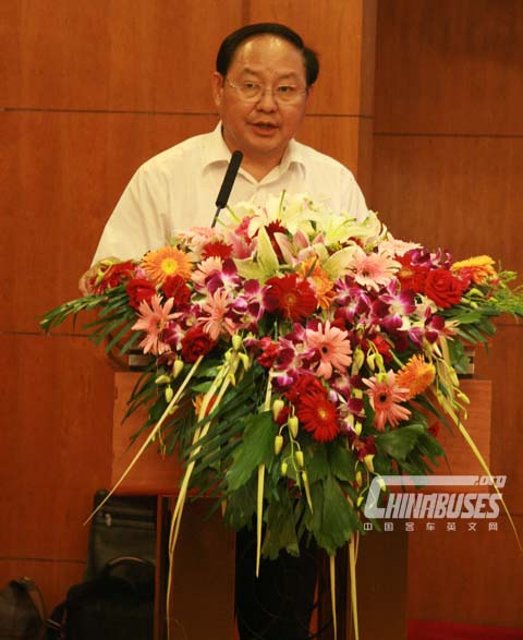 客车企业代表宇通党委副书记饶金友发言