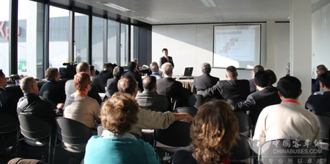 大金龙副总经理朱国强在2011亚欧客车论坛发表演讲