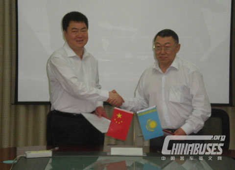 亚星客车党委书记徐粉云同志与哈萨克斯坦客户签订了相关的出口协议。