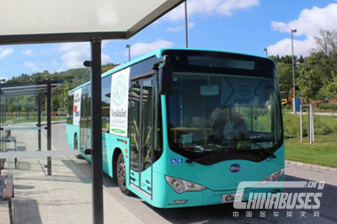 布达佩斯街头的比亚迪纯电动大巴