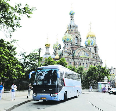 金龙客车行驶在俄罗斯的道路上。